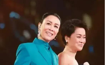 2021年，毛阿敏的丈夫突然离世，却没有把自己公司260亿资产给毛阿敏和他们的孩