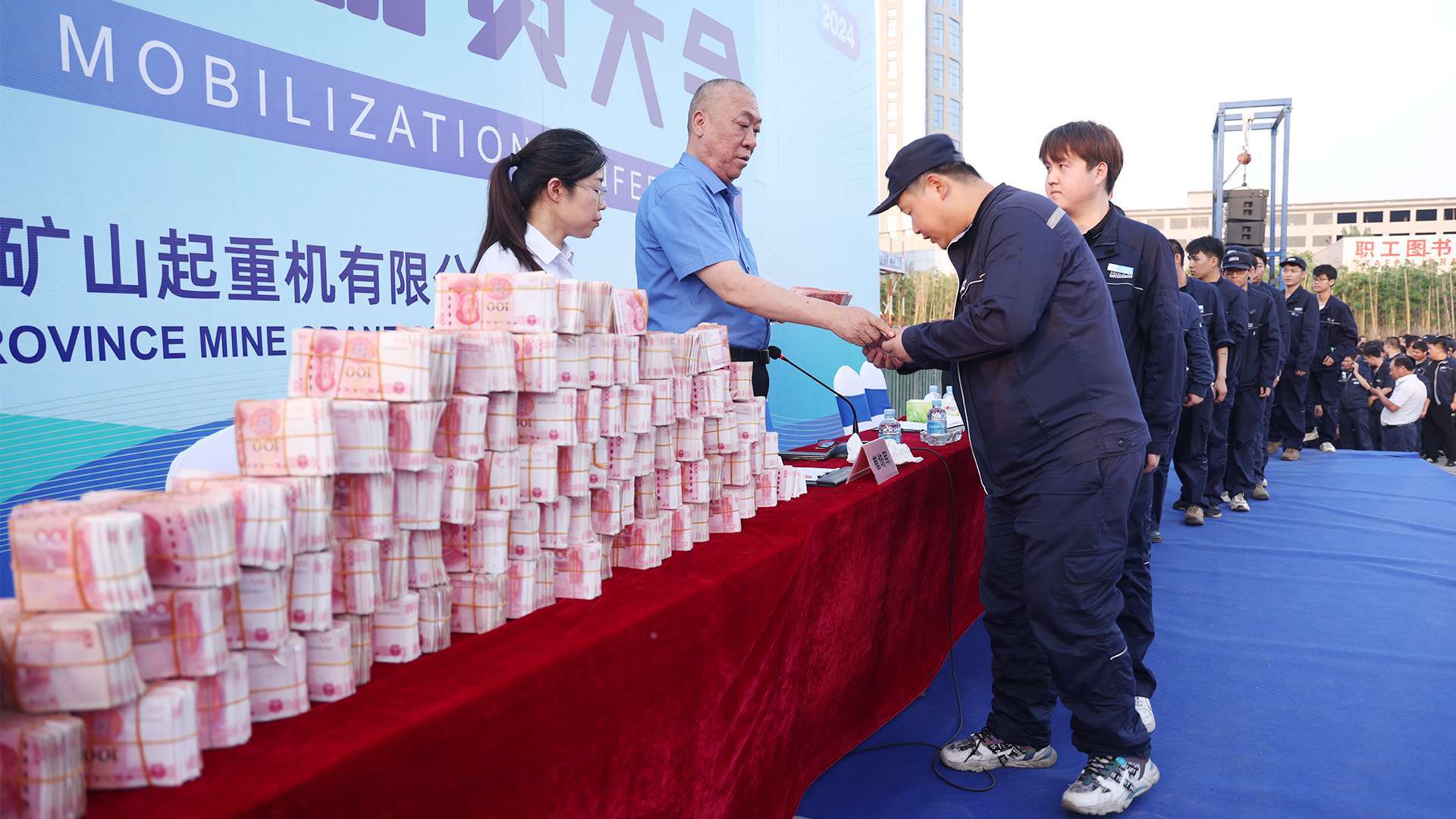 后面三位学校领导的脸色好难看，崔培军亲自发助学金引热议