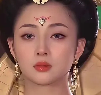 有一回，主持人问殷桃：“你每次拍戏，嘴唇咋都是破的呀，是不是被人咬破啦？”殷桃听