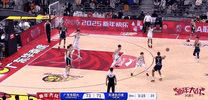 徐杰：不要慌！关键时刻我会出手！
在今天广东对阵天津的第三节比赛中，广东被天津打