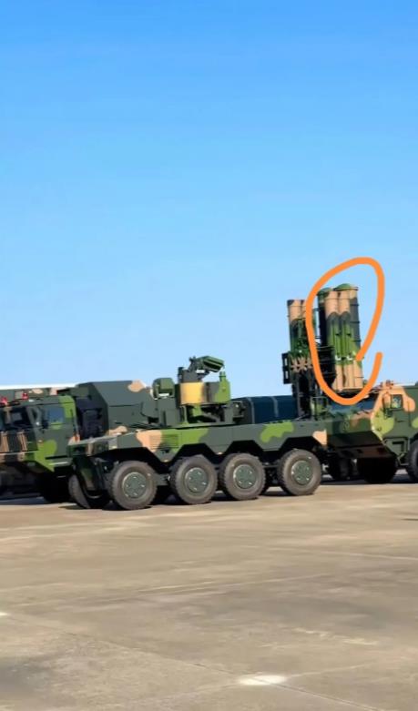 大筒套小筒，中国军工真牛逼。

最新展示的红旗9防空导弹，粗细搭配。粗嘛，射程远