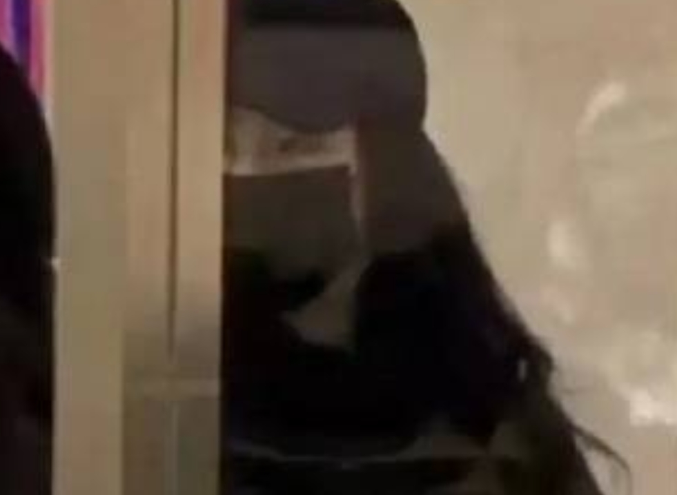 网友偶遇刘亦菲逛街带着口罩也是那么出众的美气场一般人比不了，网友喊话赶快进组吧想