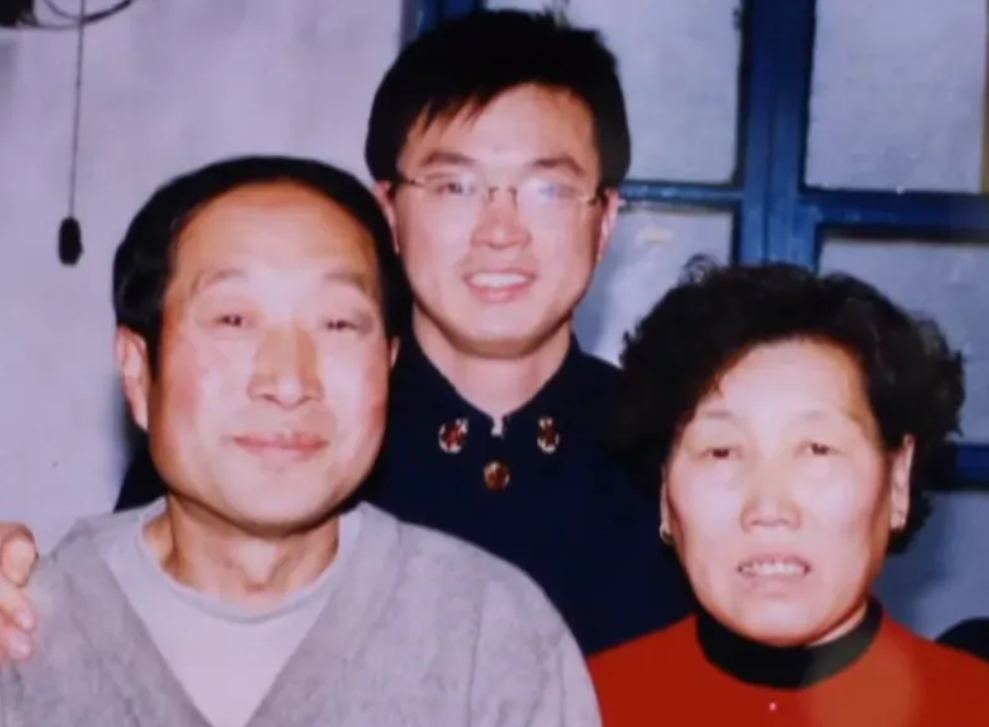 1997年，一名年仅19岁的海军在救助群众的过程中不幸牺牲，二十年后母亲因病去世
