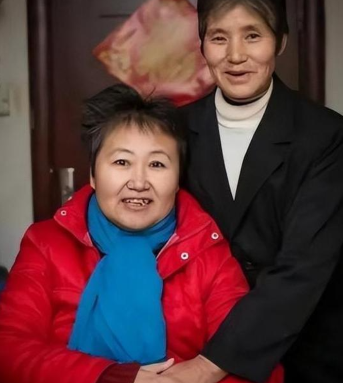 2004年，东北女孩因车祸瘫痪，遭亲生父母无情抛弃，女护工不忍心看她自生自灭，就