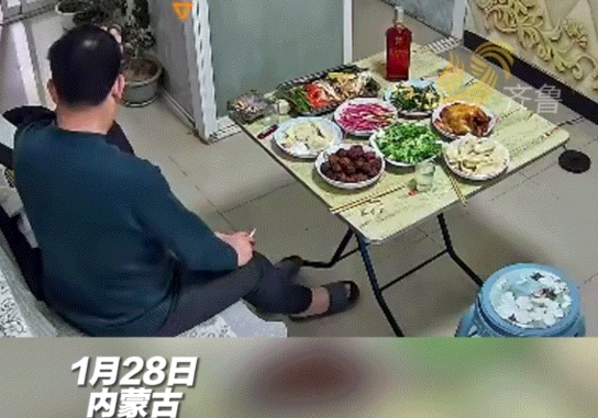 心酸。内蒙古，一女子远嫁第一年，除夕夜时就想通过监控看看父亲在干嘛，结果却看父亲