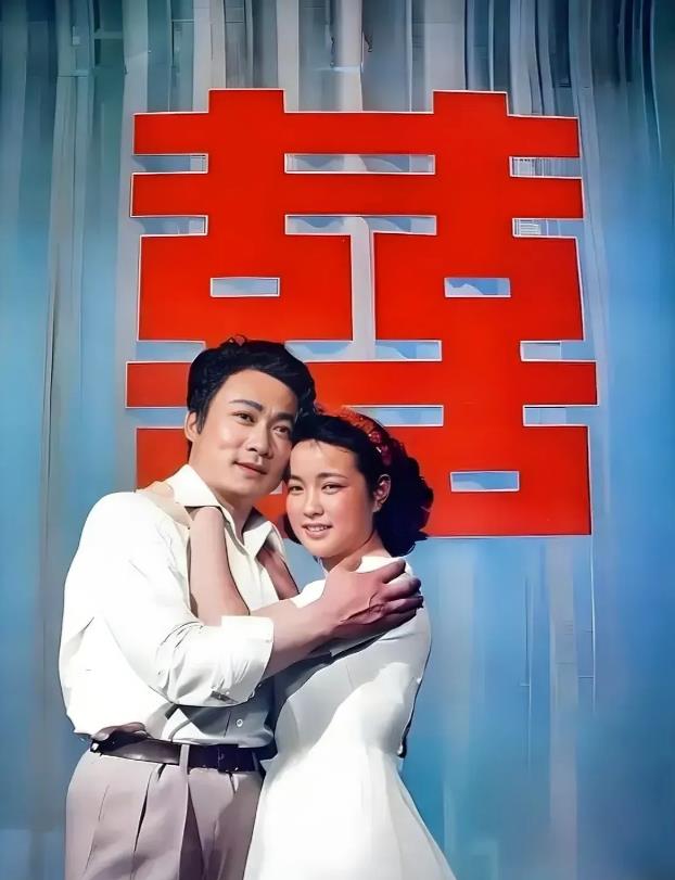 刘晓庆身穿白色连衣裙，和这位帅哥相拥在一起，像是婚礼现场。这是一部老电影的剧照吧