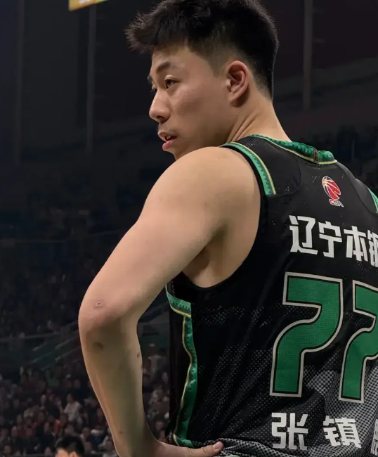 有球迷说，广东和辽宁今年都没有冠军相。马上接近第3阶段的比赛，各种猜测都浮现出水