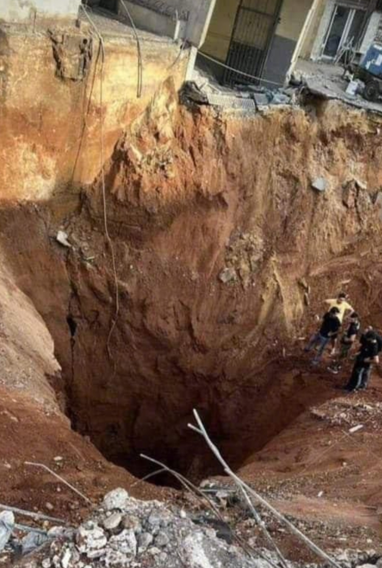 在以色列空袭后，真主党从贝鲁特Dahiyeh的掩体中吊走尸体。
这个巨大的弹坑是