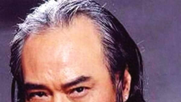60岁港星吃席打包剩酒，目光呆滞摇酒瓶令人心酸，美人迟暮好凄凉