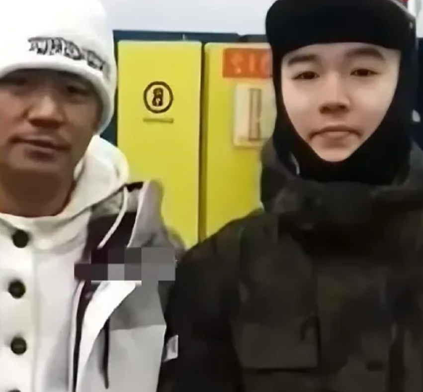王宝强的儿子终于长大，长得简直太像父亲了！

近日，有网友偶像王宝强陪伴儿子游玩