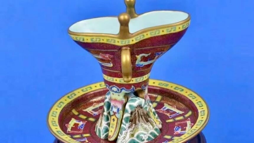 稀世孤品——清乾隆紫地轧道粉彩描金带托爵杯（江山一统）