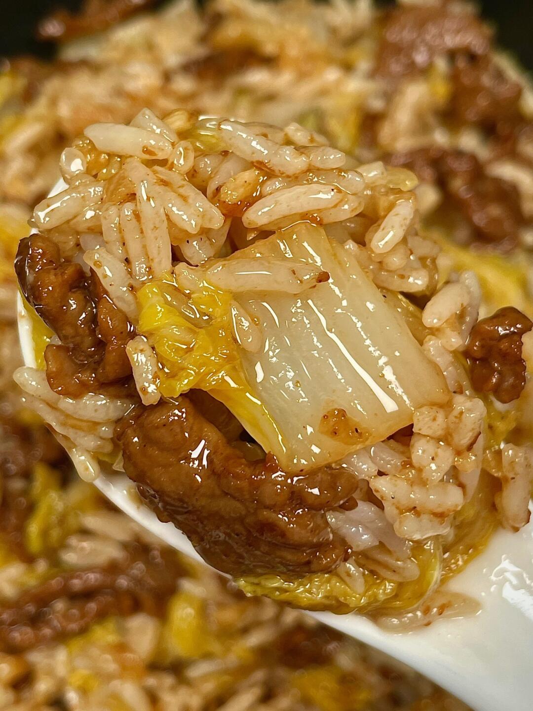 香喷喷的牛肉娃娃菜炒饭，一盘都不够炫！
牛肉滑嫩入味，娃娃菜鲜甜爽口，米饭粒粒分