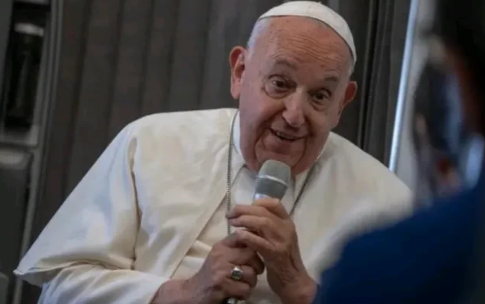 罗马教皇搅和评论美国大选，这不是一件正常的事情，以往罗马教皇从来不会搅和这种事情