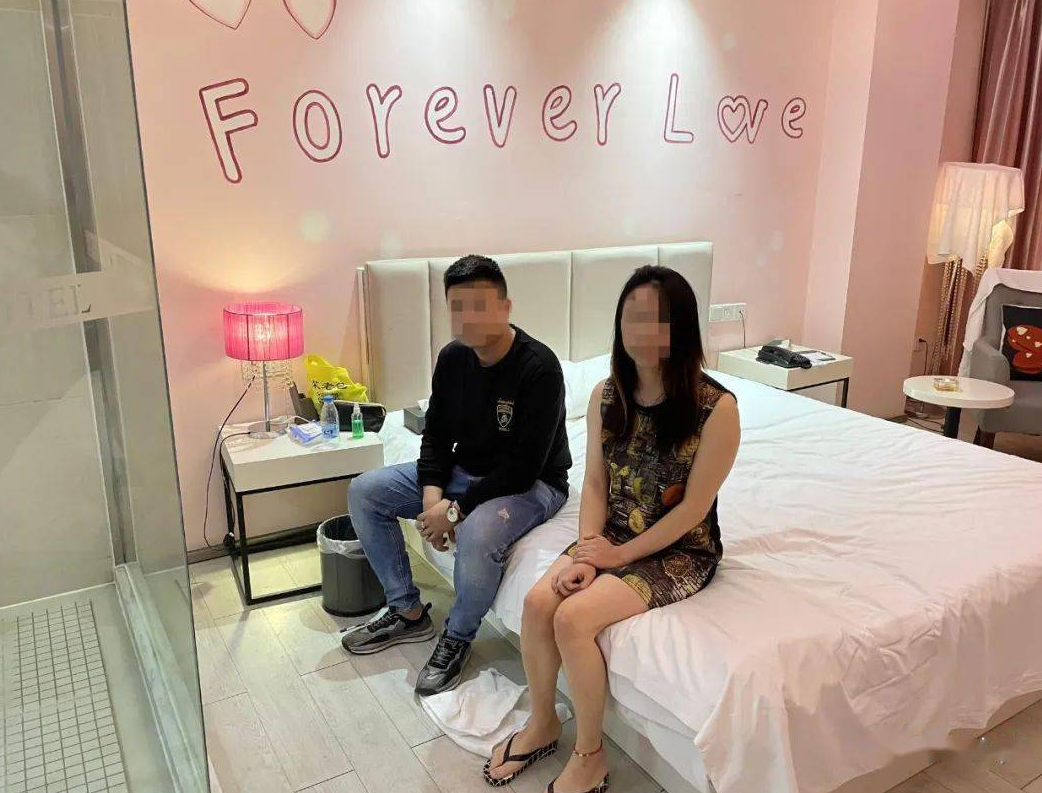 “电视剧里都不敢这么演！”河南一位男子半夜下了火车后，在旅馆开一个房间，半夜他睡