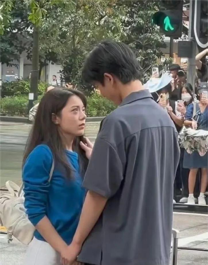 张凌赫和赵今麦的最新剧透流出，当着非常多的观众的面上演深情相拥，不愧是专业演员，
