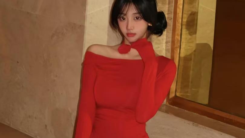 优雅大气：红衣短裙下的笔直美腿