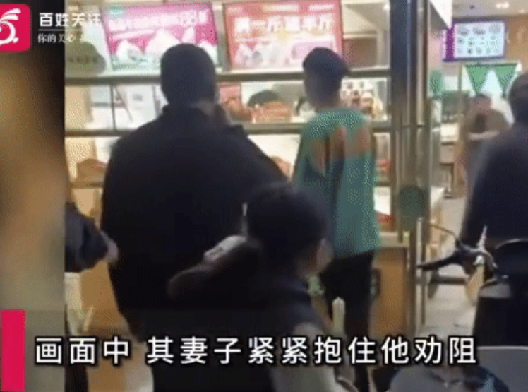 安徽马鞍山饺子店一幕，看哭全网！11月7日，一位癌症晚期男子在饺子店怒砸店面，只