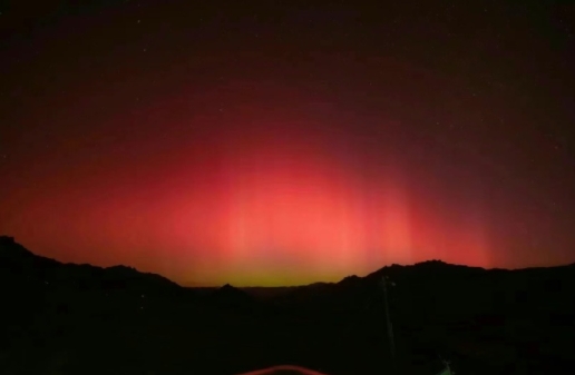 当极光出现，整个星空仿佛都被点燃。

如同天神的恩赐，在寂静的夜空中绽放出令人震