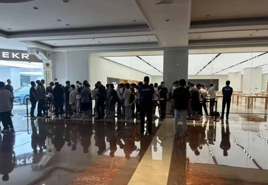 发现没有，今天苹果16正式开售，多是挺多人排着队购买的。

然而，华为三折叠屏手