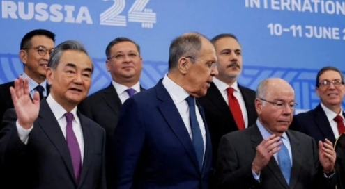 这也太好啦，这下最紧张的是韩国和美国，韩国太小咱就不说了，单说这美国，本想困死俄