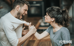 养母疯了迷恋我那伥鬼继父，为了救被打得半死的她我被继父推下的天台，重生后我将他们锁死....