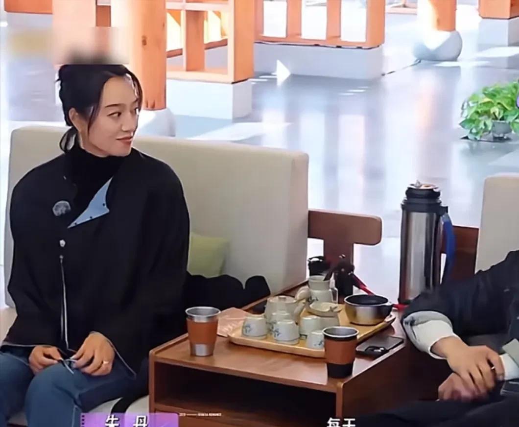 主持人朱丹说：“我和周一围谈恋爱时，每天到半夜的时候，他都会说，你先睡吧，然后他