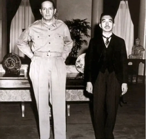 日本天皇作为日本文化中的重要象征，其地位无论是在历史上还是现代都极具代表性。作为