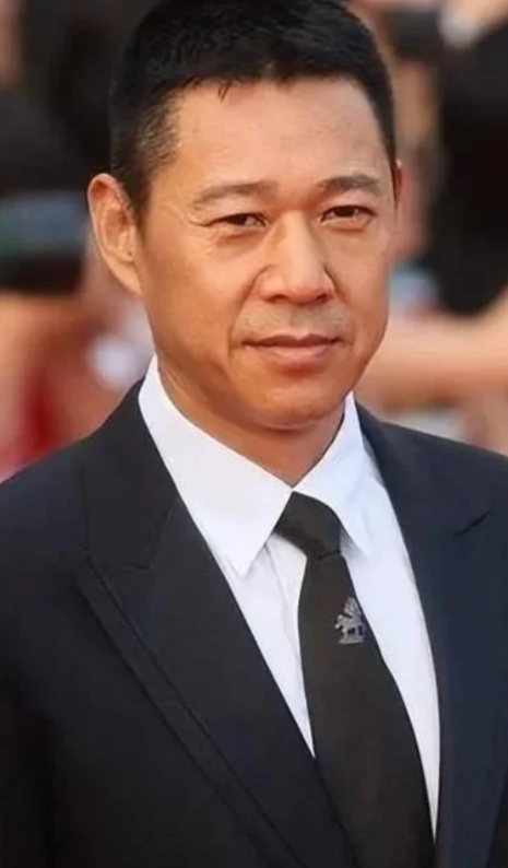 张丰毅再婚获幸福，无子亦美满