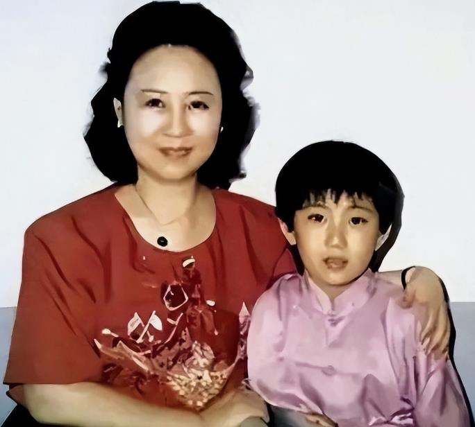 琼瑶凭自己的天赋与不懈努力在写作道路上创造了无数个奇迹，一生追求向往美好的爱情，