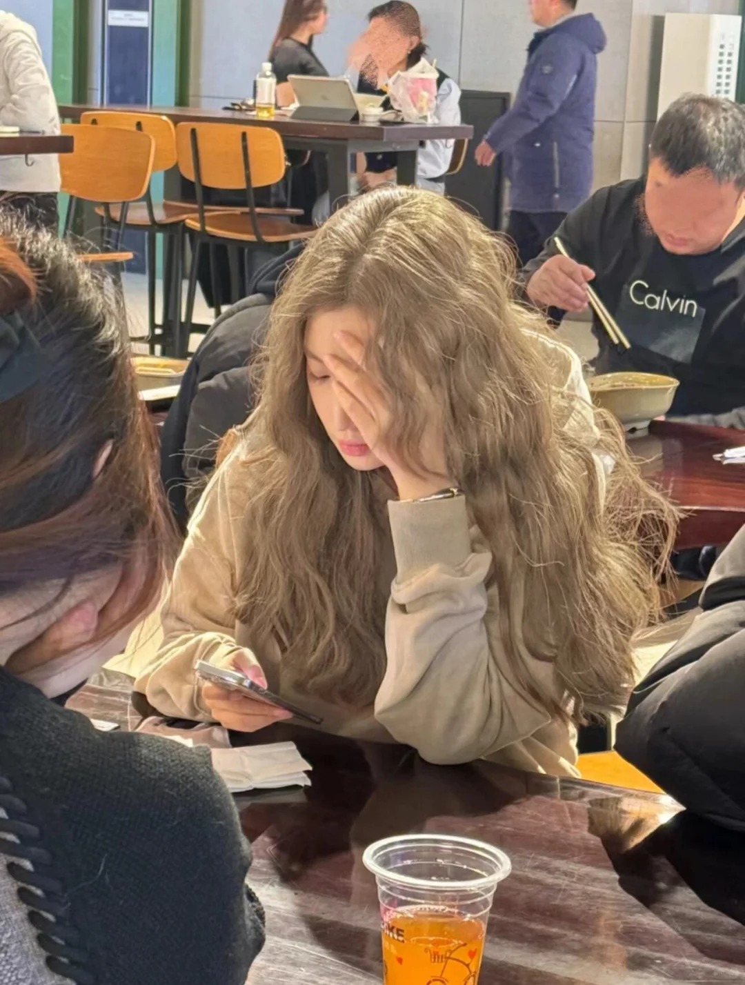 突然发现了一个染头发美女的通病…
染过一次头之后就停不下来了，布丁头忍不了一点！