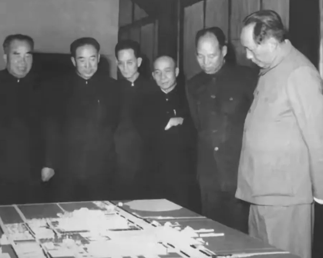 50年代末，在人民大会堂建设之前，毛主席等领导人审看建设方案，他看得那么认真。