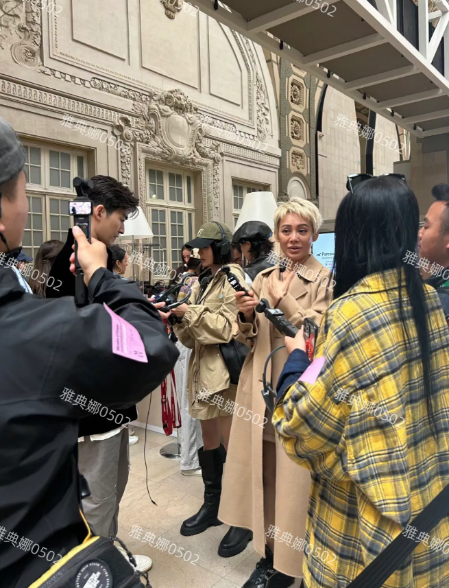 宁静本人太幻灭了，又黑又瘦又老，她是不是改过年龄啊？怎么看都不像70后，就是个老