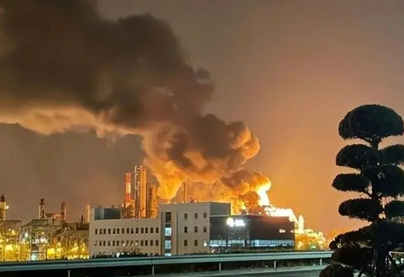 乌克兰无人机对俄罗斯炼油厂发动一系列袭击后，俄罗斯民众在2024年遭遇了13年来