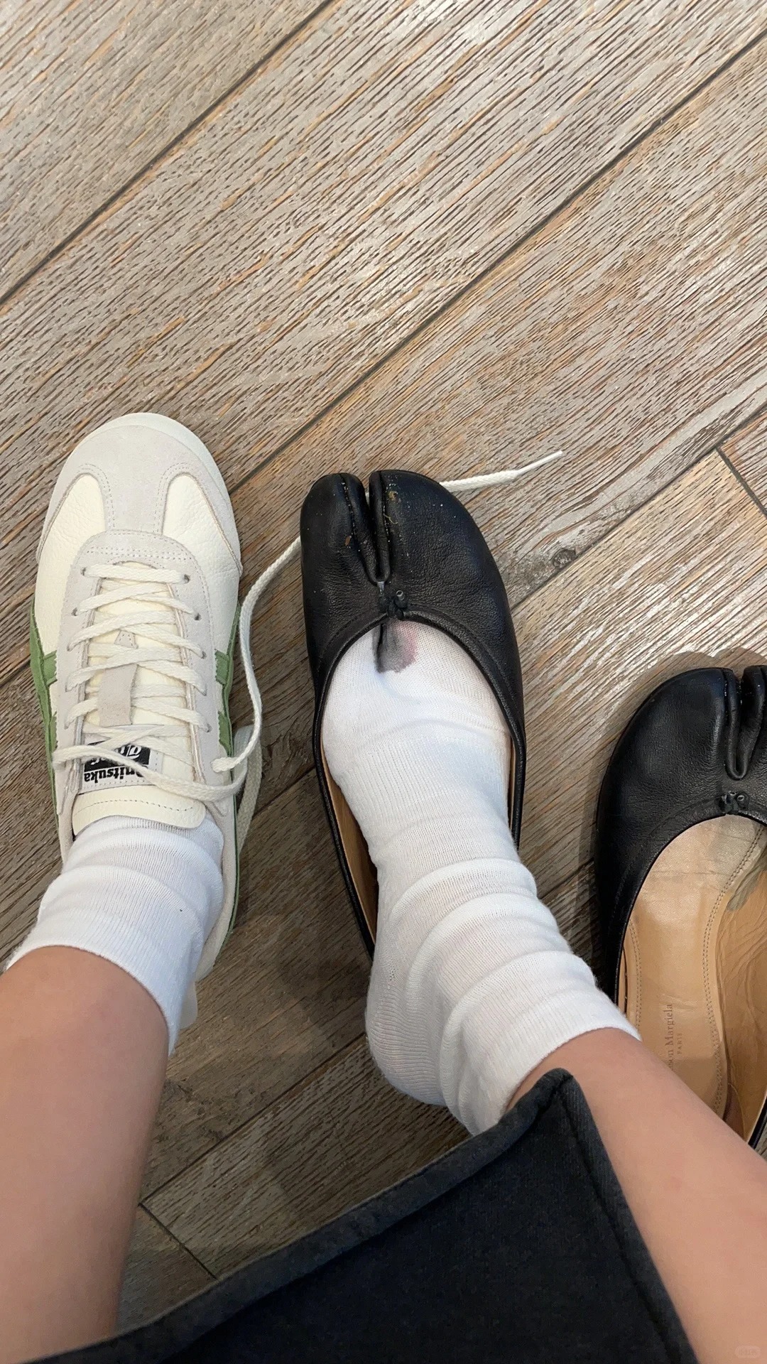 东京｜店员：“你的脚受伤了吗？”
下小雨在外溜达，感觉脚湿了以为踩水溅到，想说刚