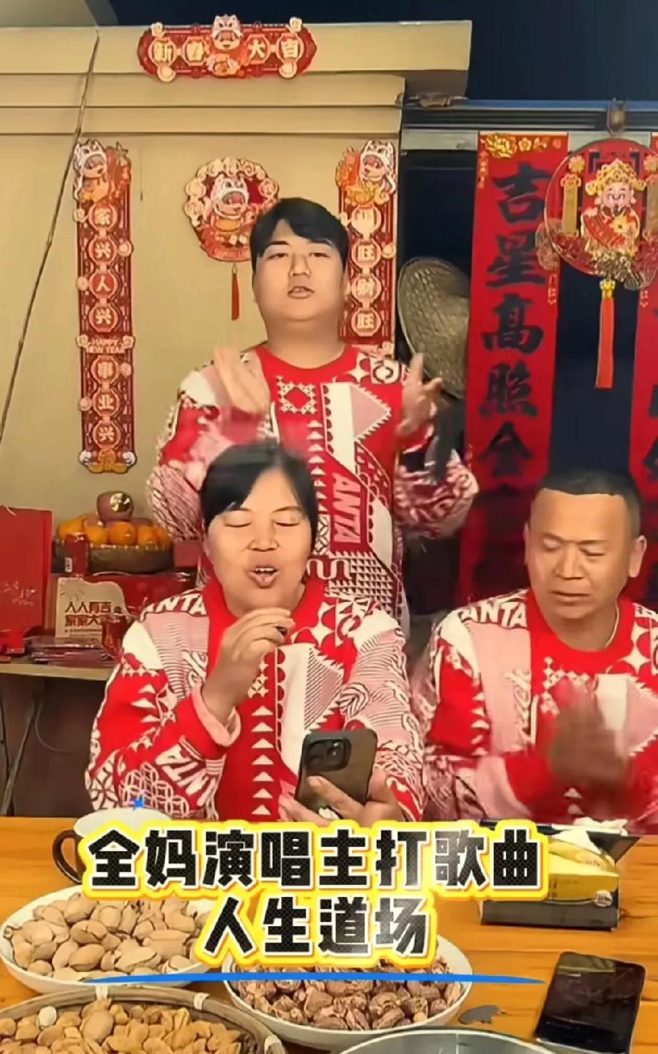 全红婵的性格肯定是遗传了她的妈妈，在全进华的直播间里，全红婵的妈妈为了活跃气氛总