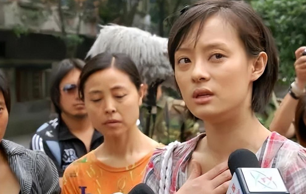 主持人问孙俪：“你年收入超过7000万，可父亲一家人还住在贫民窟，你为什么不给他