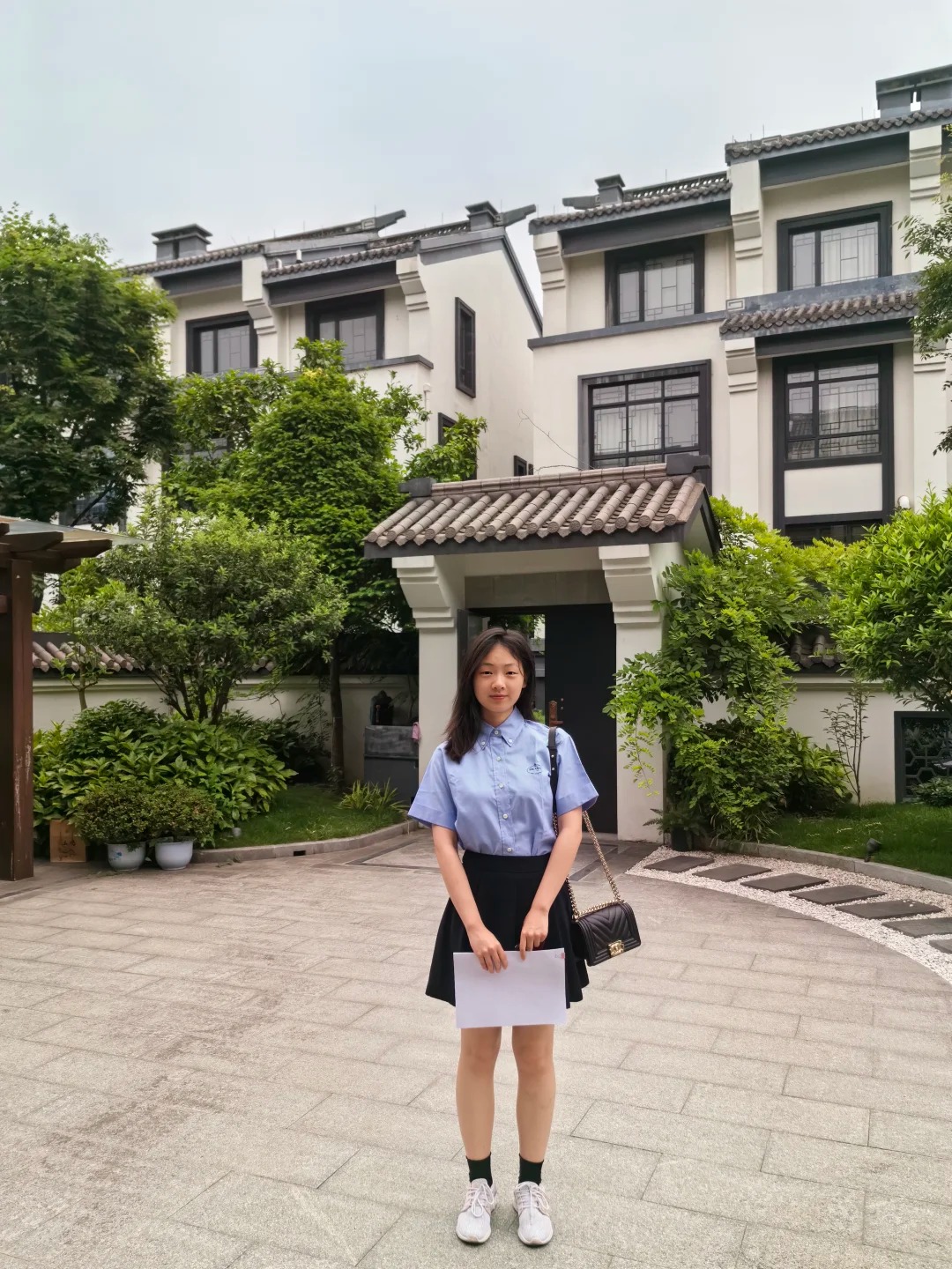 女儿说今天要去参加同学的订婚宴
发现自己的小棉袄长大了