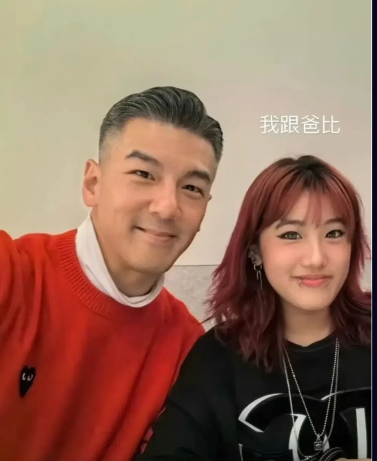 看贾静雯大女儿梧桐妹晒与爸爸的新年同框照，感觉这长相跟贾静雯没啥事呀。

小姑娘