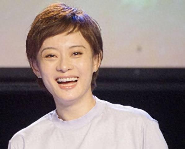 孙俪得知自己怀孕，她给身边有过孩子的妈妈发信息：把你们穿过的衣服给我。

怀孕的