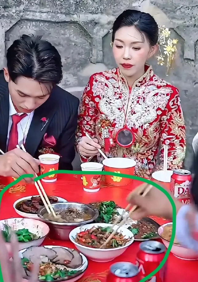 我真的要忍不住了！今天跟着准婆婆去吃村里的喜酒，巧的是还和新娘坐在同一桌。本想着