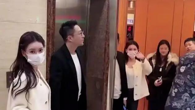 马筱梅现身长春麻六记，一身高定白香风系列穿搭，粉丝疯狂打call