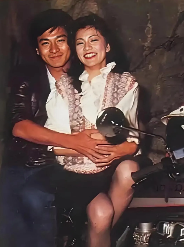 这张图片是多年前翁美玲和刘德华的一张合影。两人大概20多岁的样子。

图片中二人