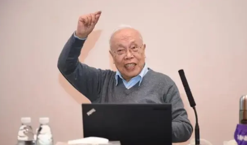 一语道破！87岁院士直言：“不是别人要卡我们的脖子，而是我们用教育卡住了自己的脖
