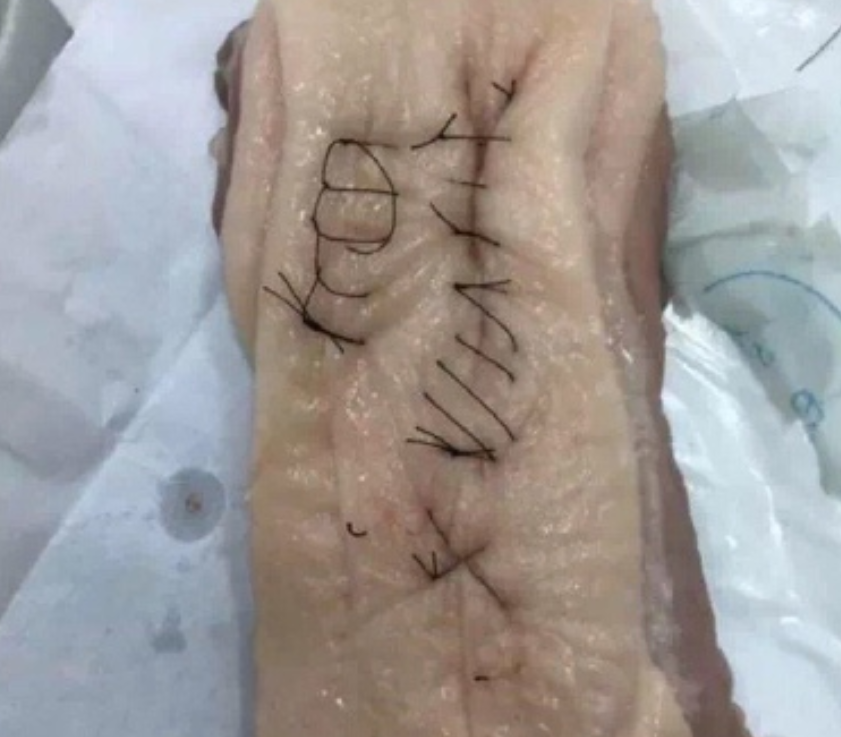 勤奋练习的医学生
