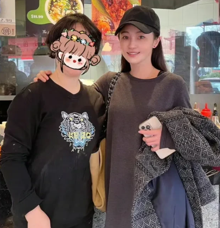 近日有网友在加拿大偶遇了姚笛，42岁的姚笛穿着低调朴素，纯素颜却很漂亮，皮肤白嫩