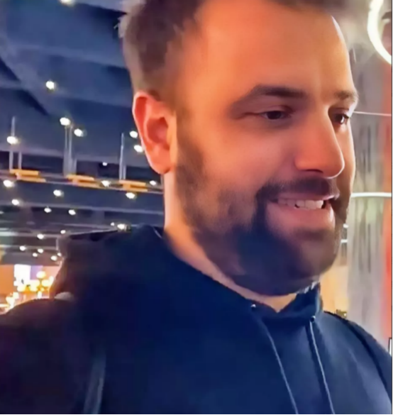 中国重庆，一位意大利小伙为了证明中国优秀的治安，故意将自己的行李放在电动车上，等