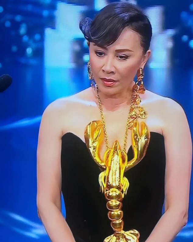 香港金像奖颁奖晚会上，57岁的刘嘉玲龙虾装亮相，惊呆众人！镜头下的她身穿一袭一件
