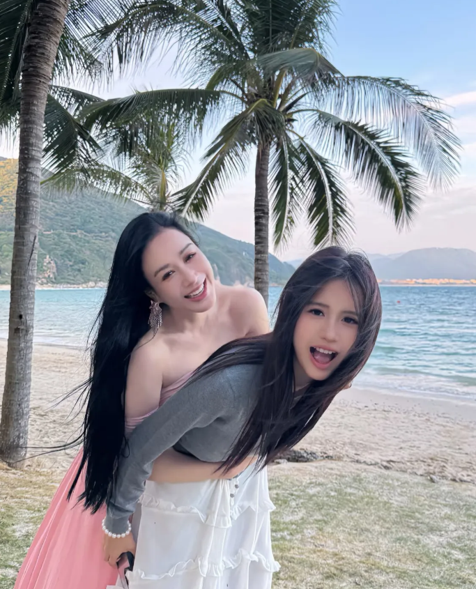 钟丽缇一家海边度假，二女儿张思捷继承了妈妈的美貌基因，才16岁就出落得亭亭玉立。