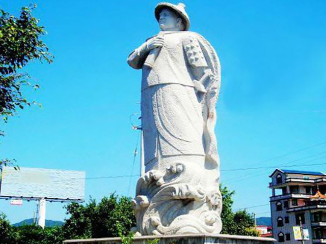 靖海侯施琅的八个儿子：

1.长子施世泽：因家族安排，他被过继给了施琅已故的兄长