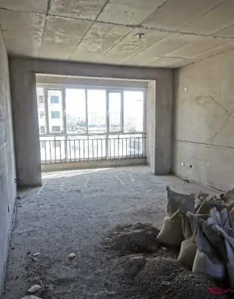 四川成都，男子装修自家新房时，将阳台封了起来，物业知道后要求男子立刻拆除。男子认